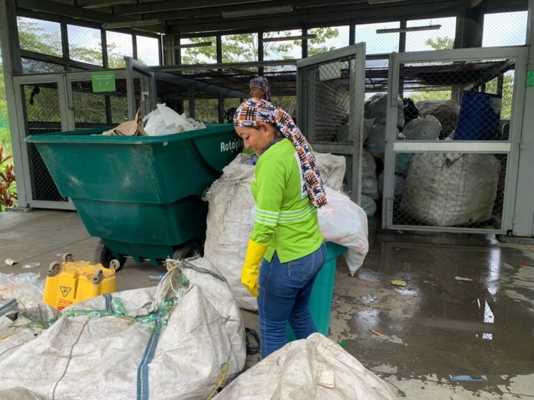 EL RECICLAJE PRODUCIDO EN UKUMARÍ ES APROVECHADO POR MADRES CABEZA DE HOGAR