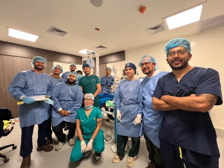 PRIMERA CIRUGÍA DE CATARATAS EN COLOMBIA A UN ÁGUILA REAL DE MONTAÑA REALIZADA EN EL BIOPARQUE UKUMARÍ